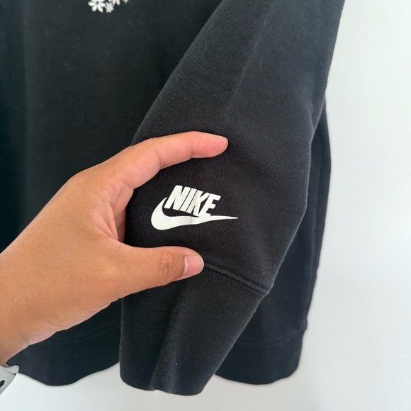 Nike Black Sweatshirt with embroidered Floral - Picture 2 of 4